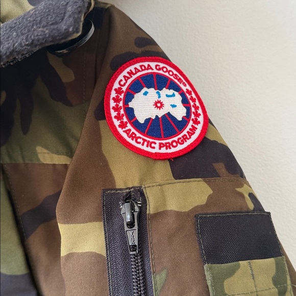 Canada Goose Camouflage Goose Down Jacket with Coyote Fur Trim Size small - Picture 4 of 9